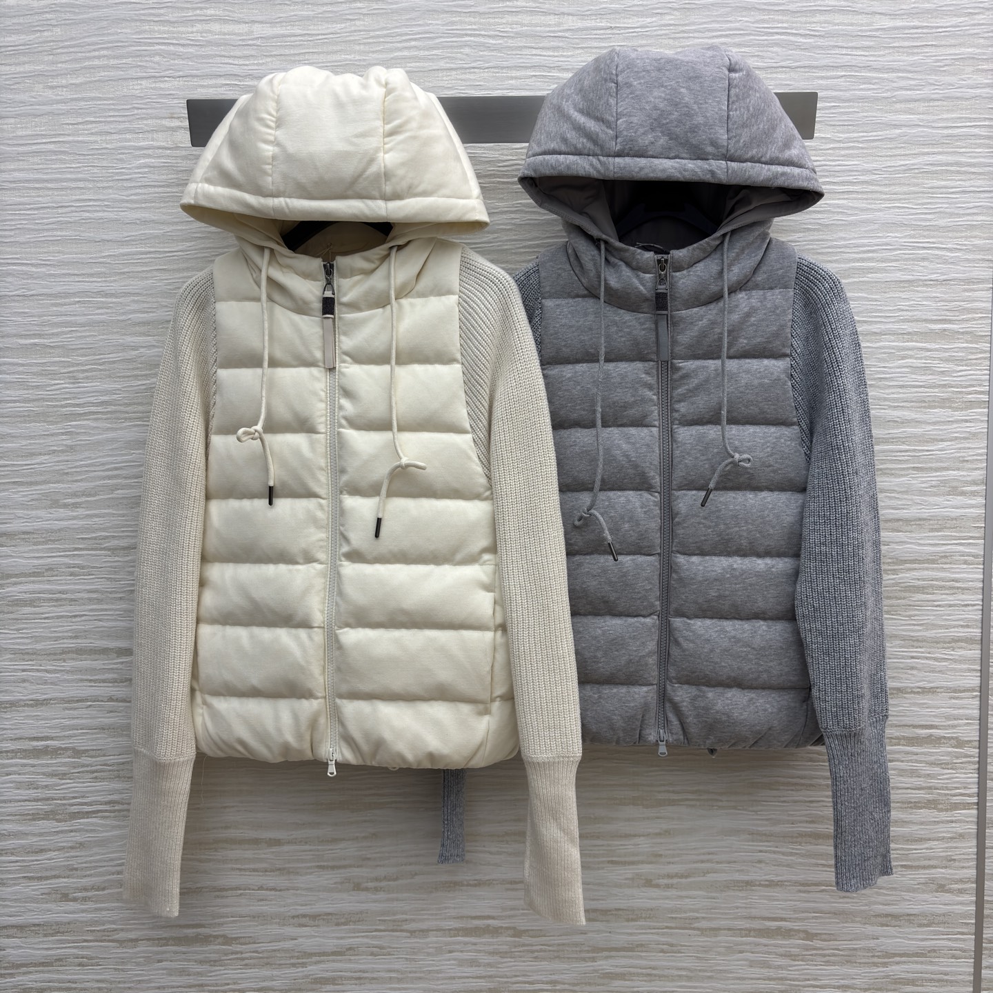 Bc连帽羽绒拼接针织外套 秋冬穿搭的巧思之作 羽绒部分蓬松保暖 针织袖身柔软亲肤 连帽设计增添休闲感米白