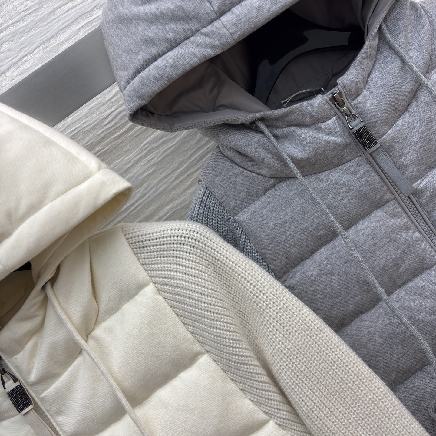 Bc连帽羽绒拼接针织外套 秋冬穿搭的巧思之作 羽绒部分蓬松保暖 针织袖身柔软亲肤 连帽设计增添休闲感米白