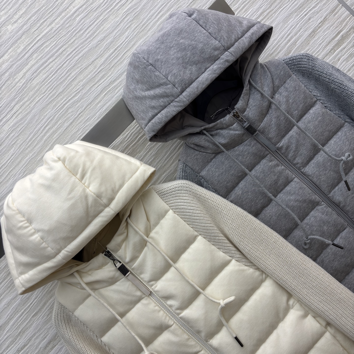 Bc连帽羽绒拼接针织外套 秋冬穿搭的巧思之作 羽绒部分蓬松保暖 针织袖身柔软亲肤 连帽设计增添休闲感米白