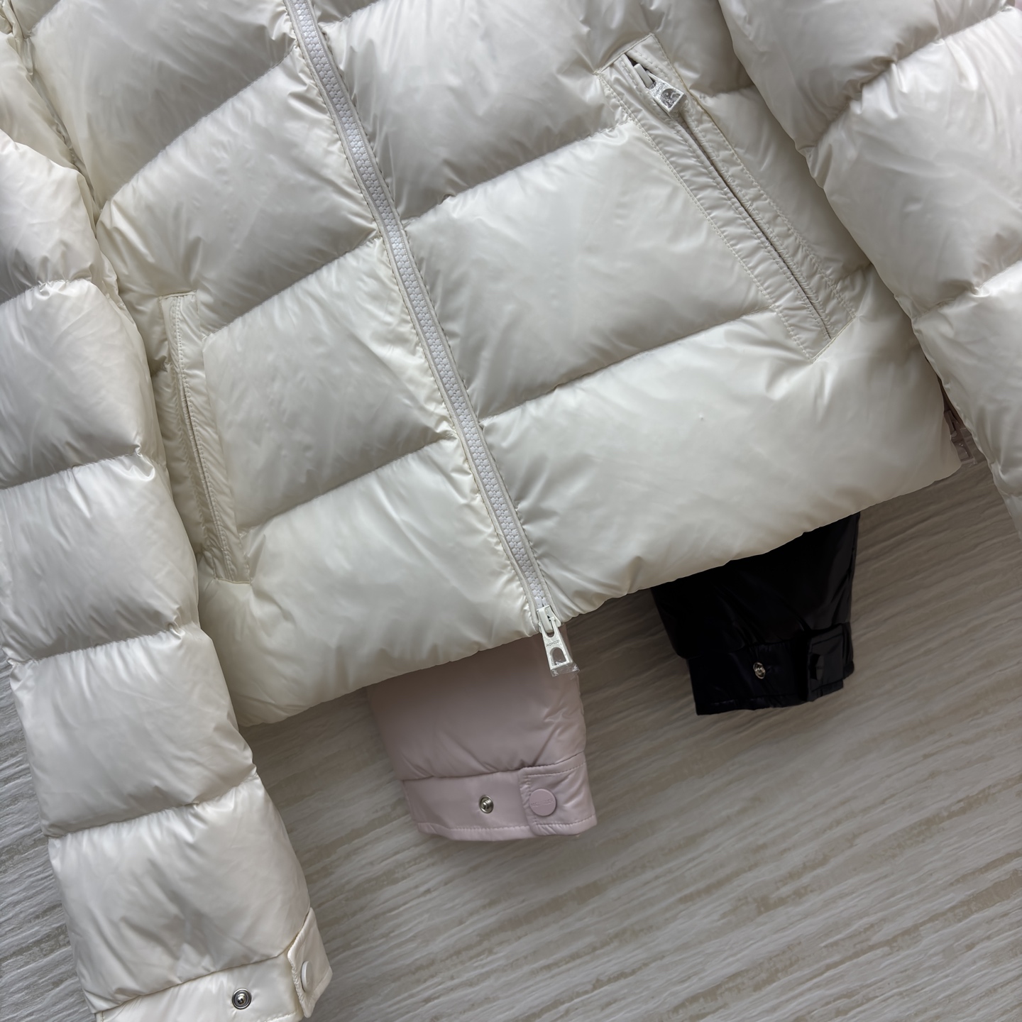 Mo立领短款羽绒服 是冬日时尚的多元选择 亮面材质自带高级感 立领设计保暖又利落 标志性的臂章细节尽显品