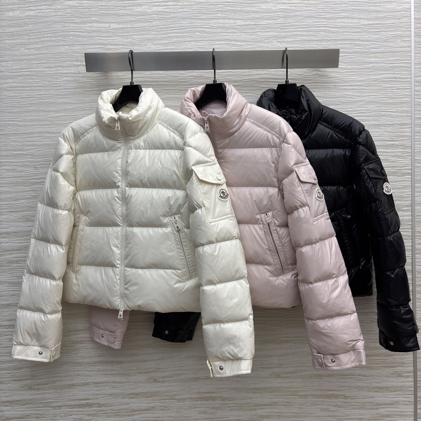 Mo立领短款羽绒服 是冬日时尚的多元选择 亮面材质自带高级感 立领设计保暖又利落 标志性的臂章细节尽显品