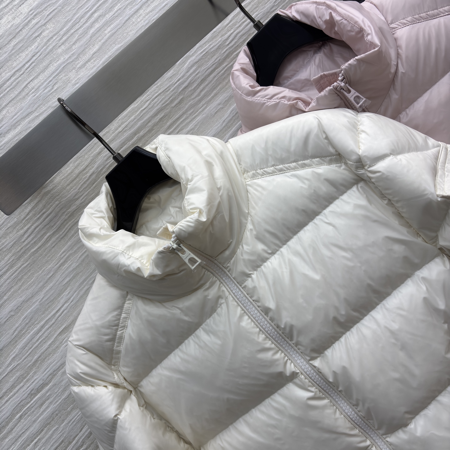 Mo立领短款羽绒服 是冬日时尚的多元选择 亮面材质自带高级感 立领设计保暖又利落 标志性的臂章细节尽显品