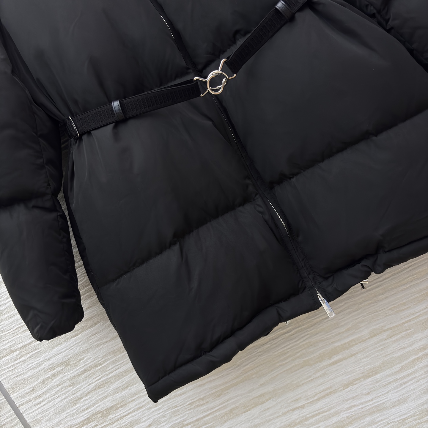 PD 25秋冬 立领黑色羽绒服 是冬日里的时尚“暖盾” 立领设计抵御寒风 腰带收腰勾勒身形 标志性三角标