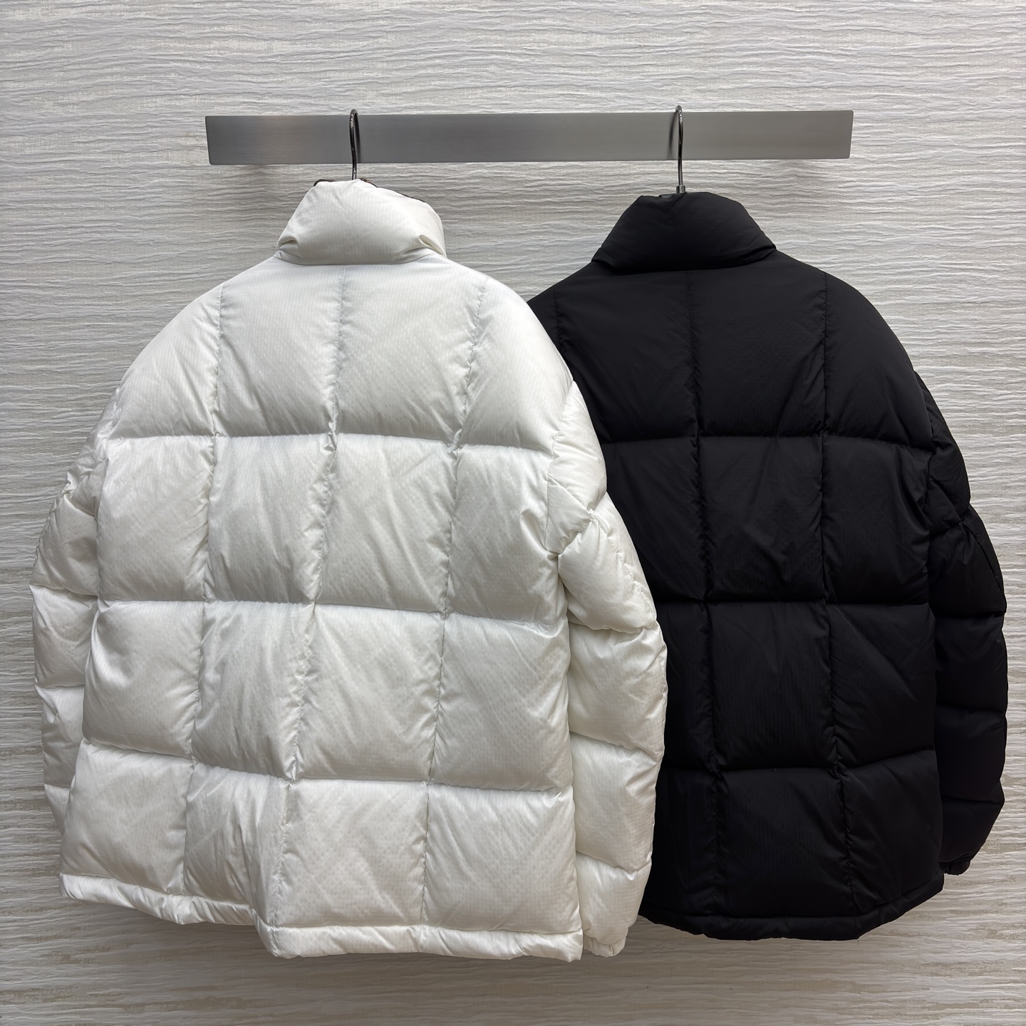 L家老花皮扣立领羽绒服 经典老花内衬 蓬松羽绒填充带来满满暖意 独特的老花扣设计复古又吸睛 内里的品牌花