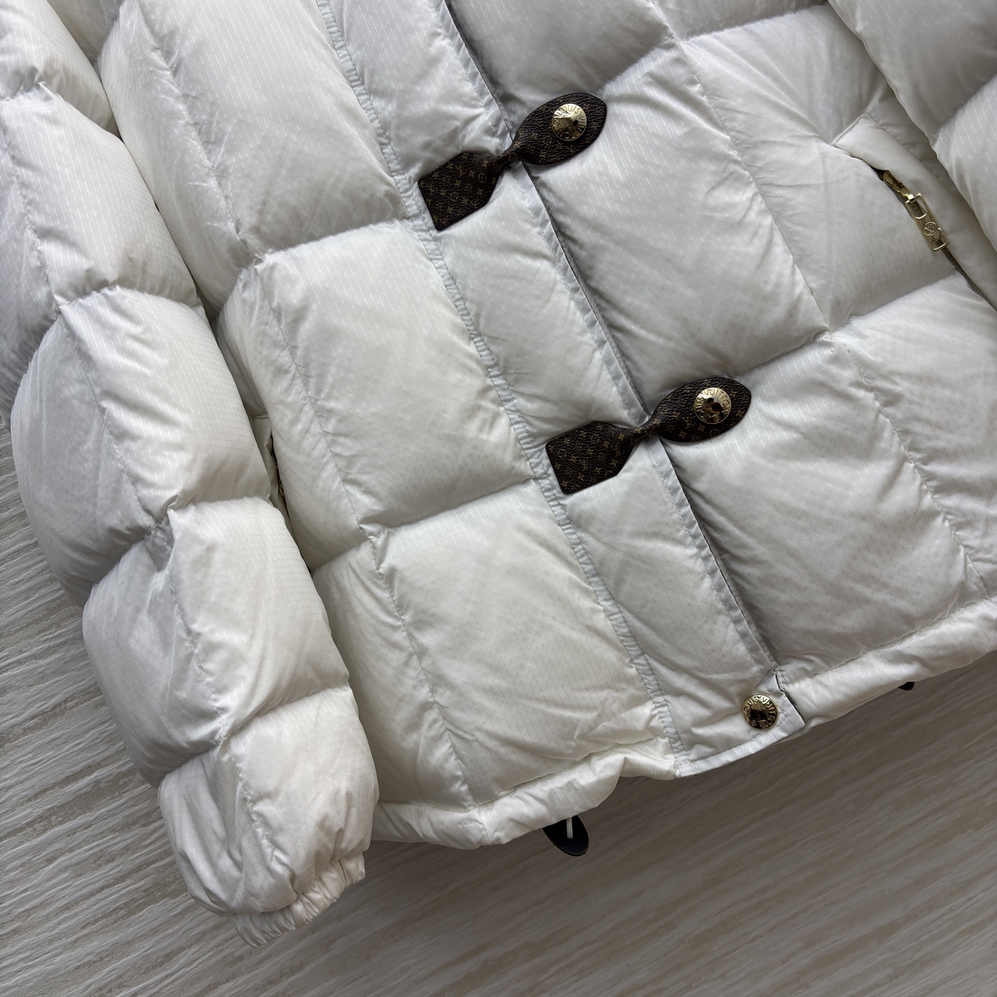 L家老花皮扣立领羽绒服 经典老花内衬 蓬松羽绒填充带来满满暖意 独特的老花扣设计复古又吸睛 内里的品牌花