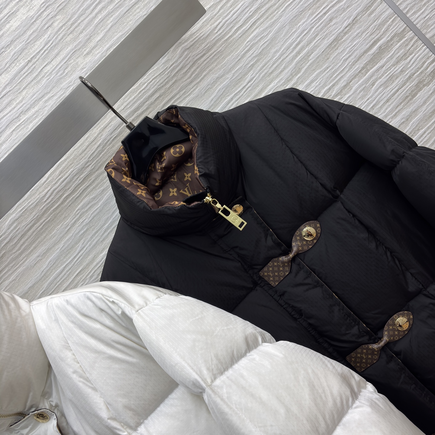 L家老花皮扣立领羽绒服 经典老花内衬 蓬松羽绒填充带来满满暖意 独特的老花扣设计复古又吸睛 内里的品牌花