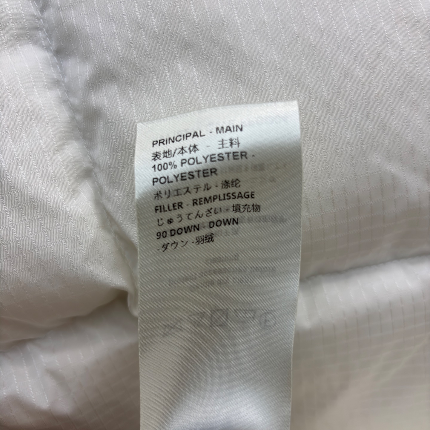 L家老花皮扣立领羽绒服 经典老花内衬 蓬松羽绒填充带来满满暖意 独特的老花扣设计复古又吸睛 内里的品牌花