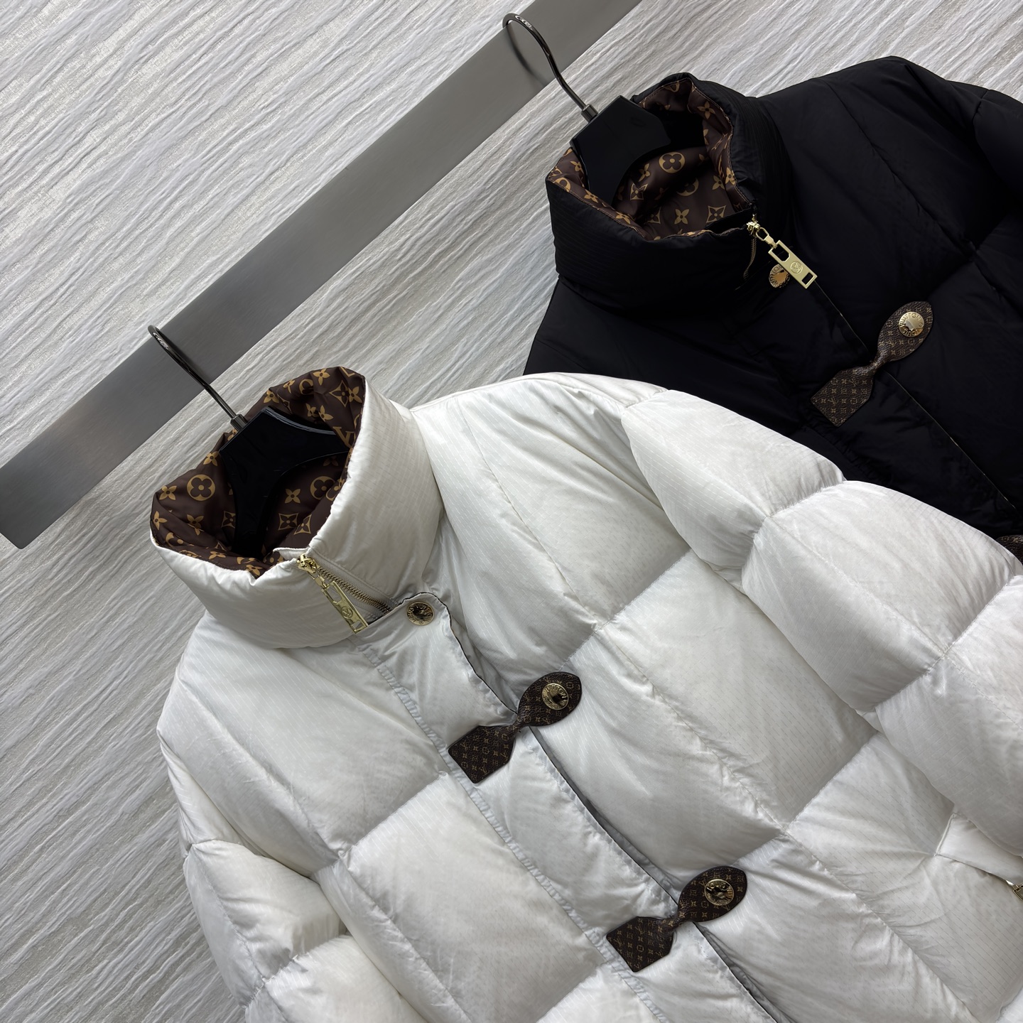 L家老花皮扣立领羽绒服 经典老花内衬 蓬松羽绒填充带来满满暖意 独特的老花扣设计复古又吸睛 内里的品牌花