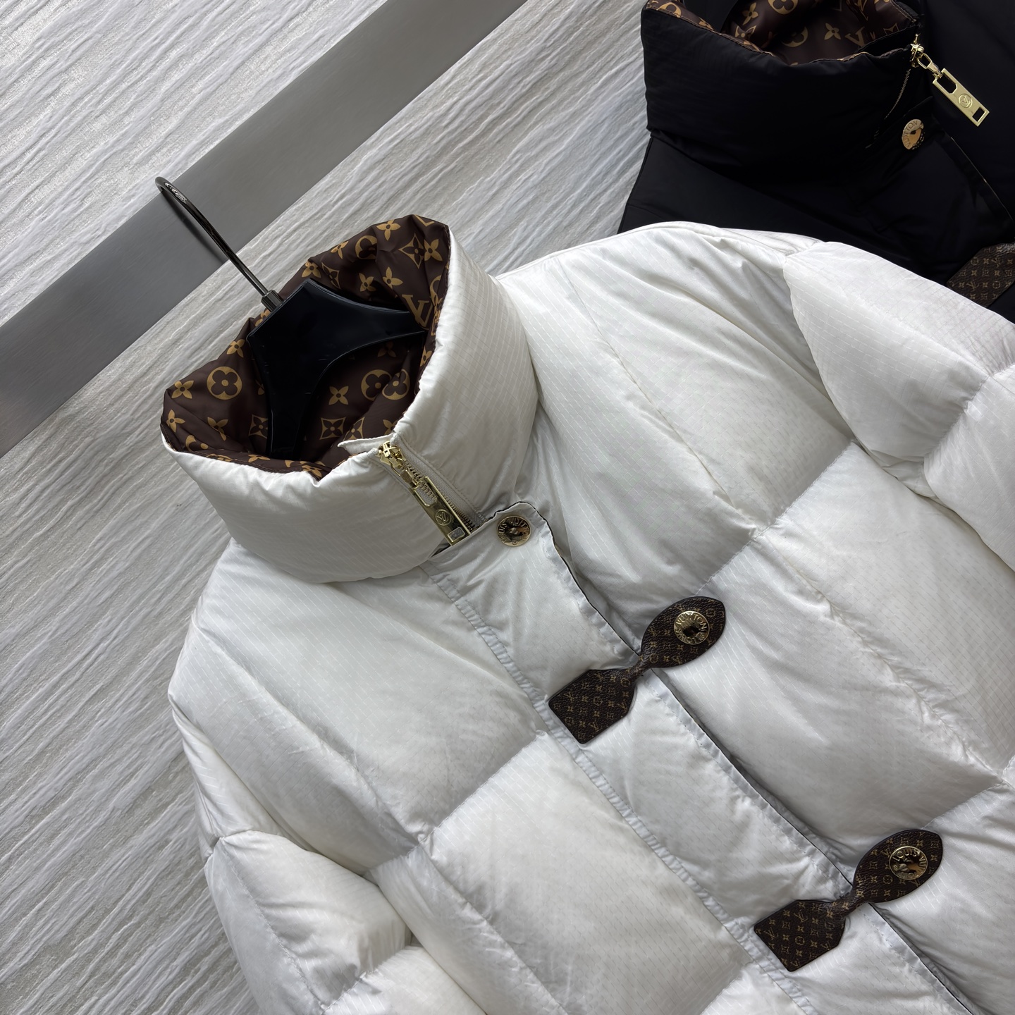 L家老花皮扣立领羽绒服 经典老花内衬 蓬松羽绒填充带来满满暖意 独特的老花扣设计复古又吸睛 内里的品牌花