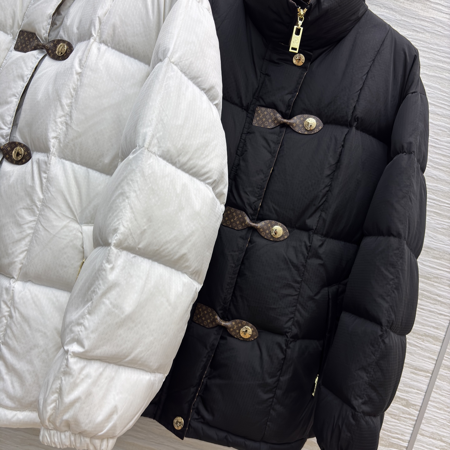 L家老花皮扣立领羽绒服 经典老花内衬 蓬松羽绒填充带来满满暖意 独特的老花扣设计复古又吸睛 内里的品牌花