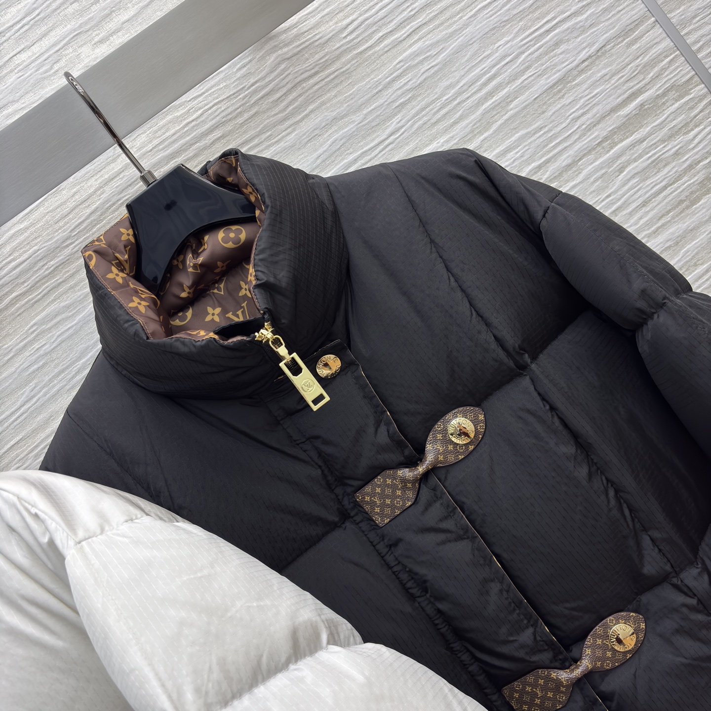 L家老花皮扣立领羽绒服 经典老花内衬 蓬松羽绒填充带来满满暖意 独特的老花扣设计复古又吸睛 内里的品牌花