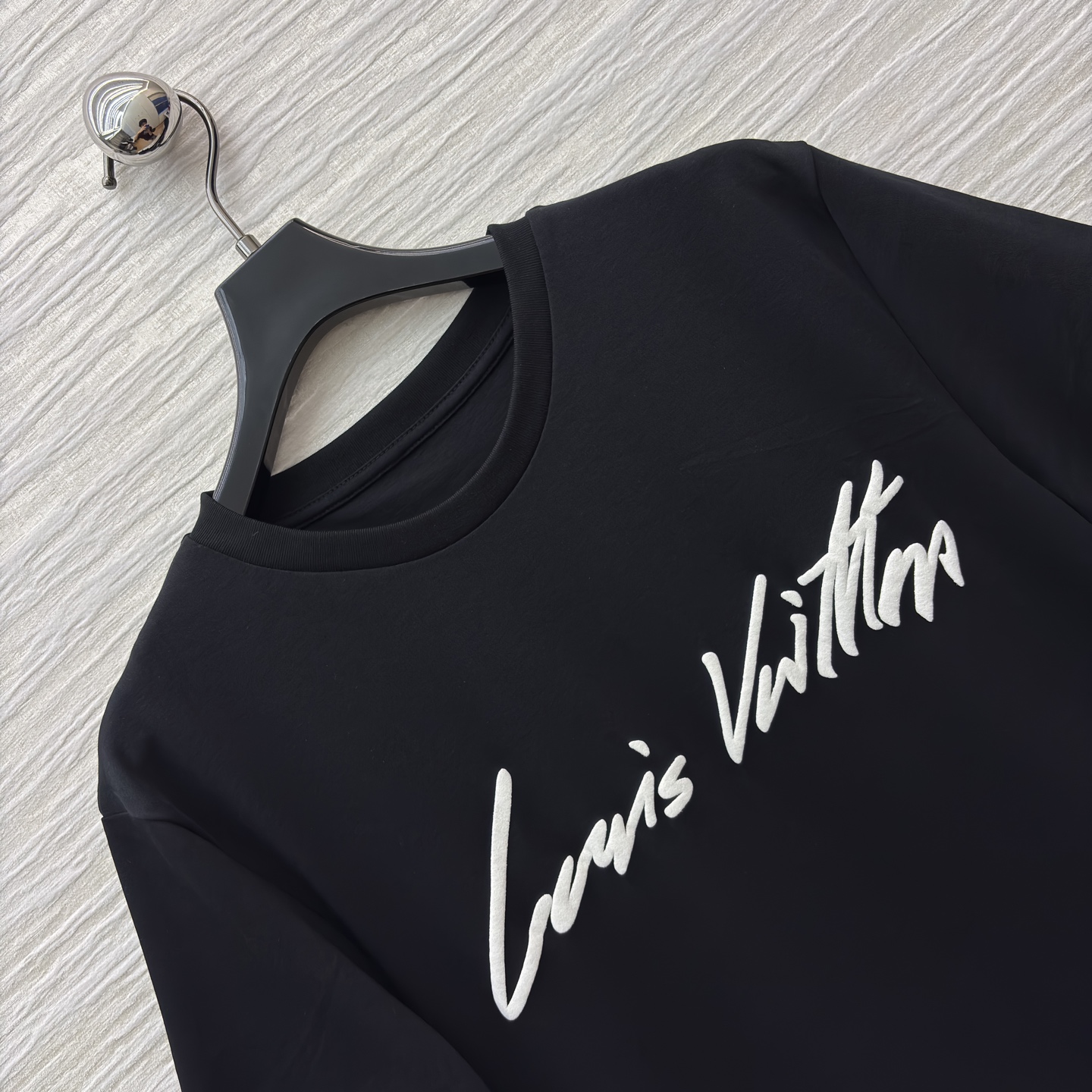 L家黑色字母T恤 简约与奢华的绝佳融合 经典圆领短袖设计舒适百搭 白色字体品牌标识醒目吸睛 尽显品牌格调