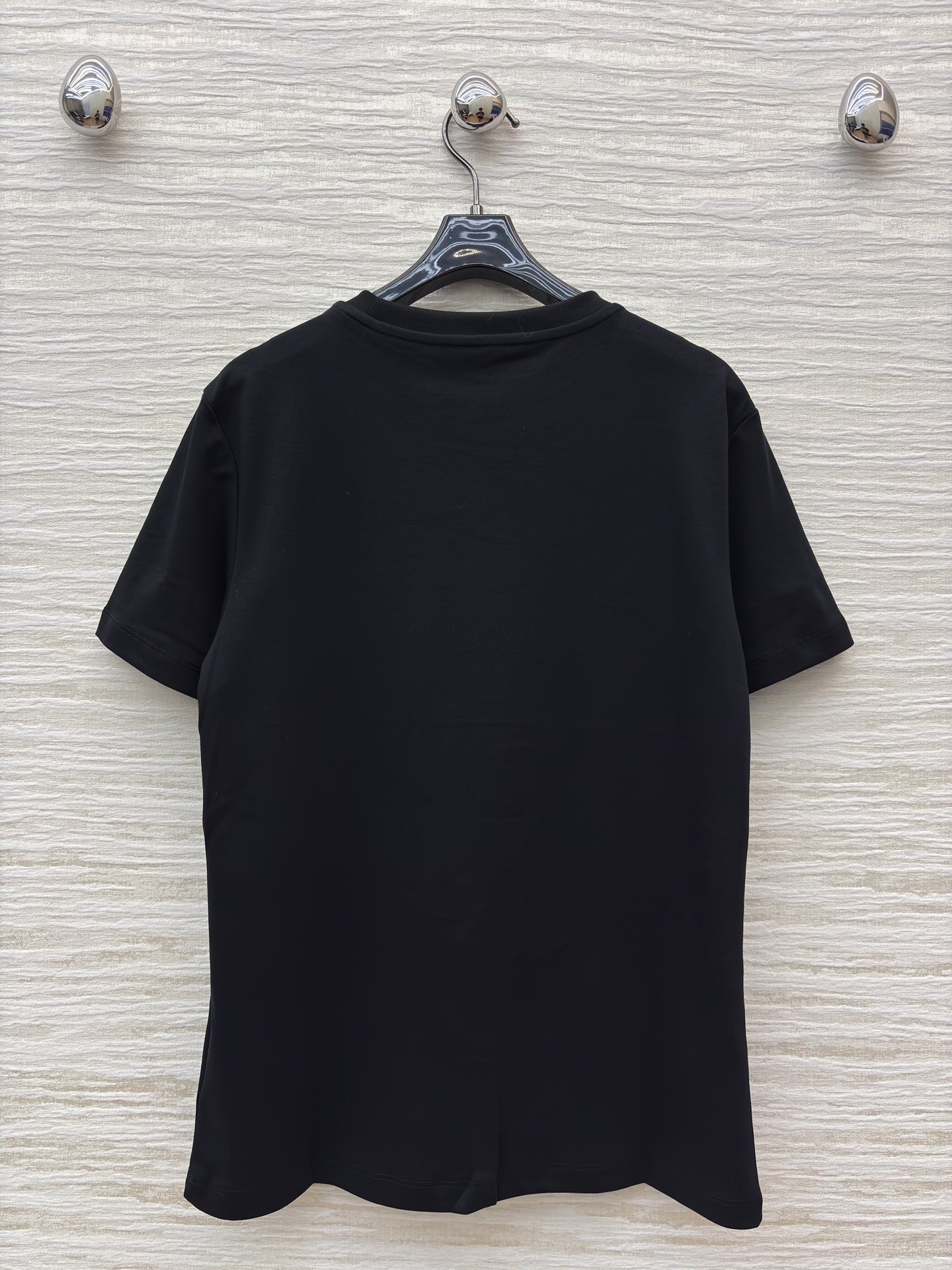 L家黑色字母T恤 简约与奢华的绝佳融合 经典圆领短袖设计舒适百搭 白色字体品牌标识醒目吸睛 尽显品牌格调