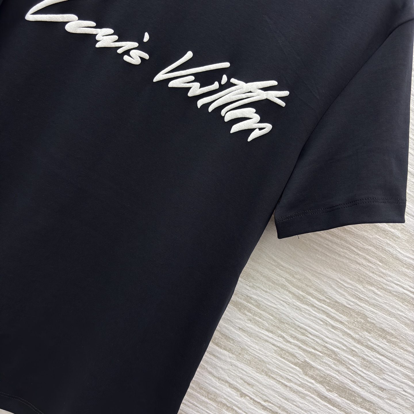 L家黑色字母T恤 简约与奢华的绝佳融合 经典圆领短袖设计舒适百搭 白色字体品牌标识醒目吸睛 尽显品牌格调