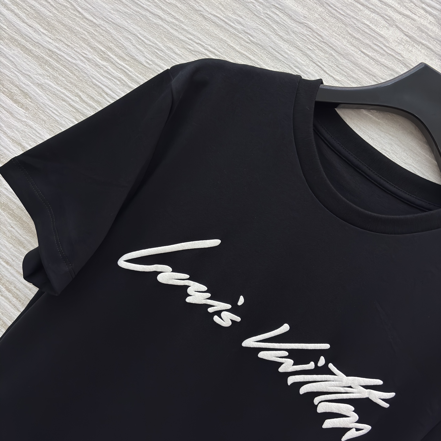 L家黑色字母T恤 简约与奢华的绝佳融合 经典圆领短袖设计舒适百搭 白色字体品牌标识醒目吸睛 尽显品牌格调