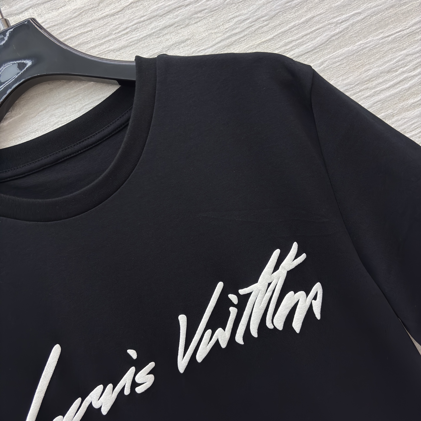 L家黑色字母T恤 简约与奢华的绝佳融合 经典圆领短袖设计舒适百搭 白色字体品牌标识醒目吸睛 尽显品牌格调