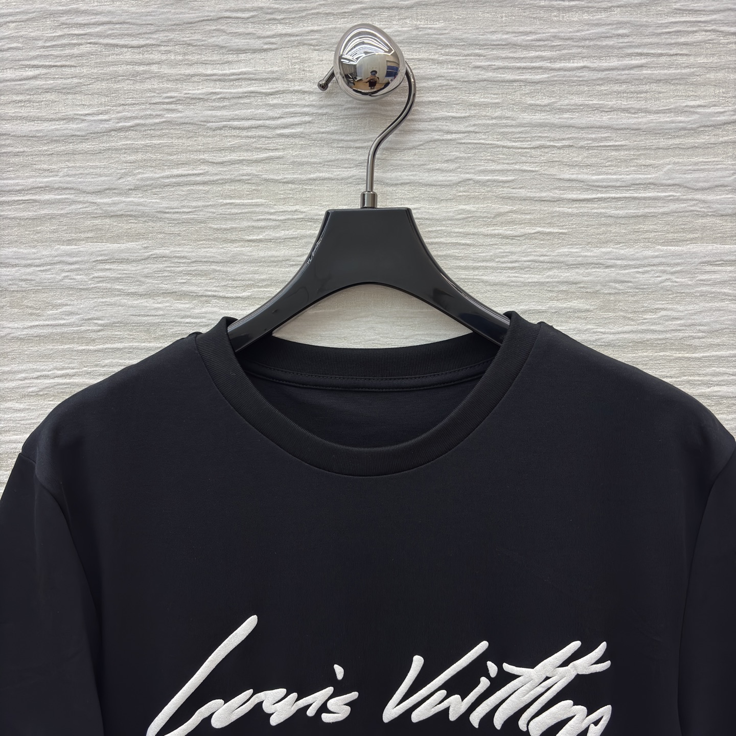 L家黑色字母T恤 简约与奢华的绝佳融合 经典圆领短袖设计舒适百搭 白色字体品牌标识醒目吸睛 尽显品牌格调