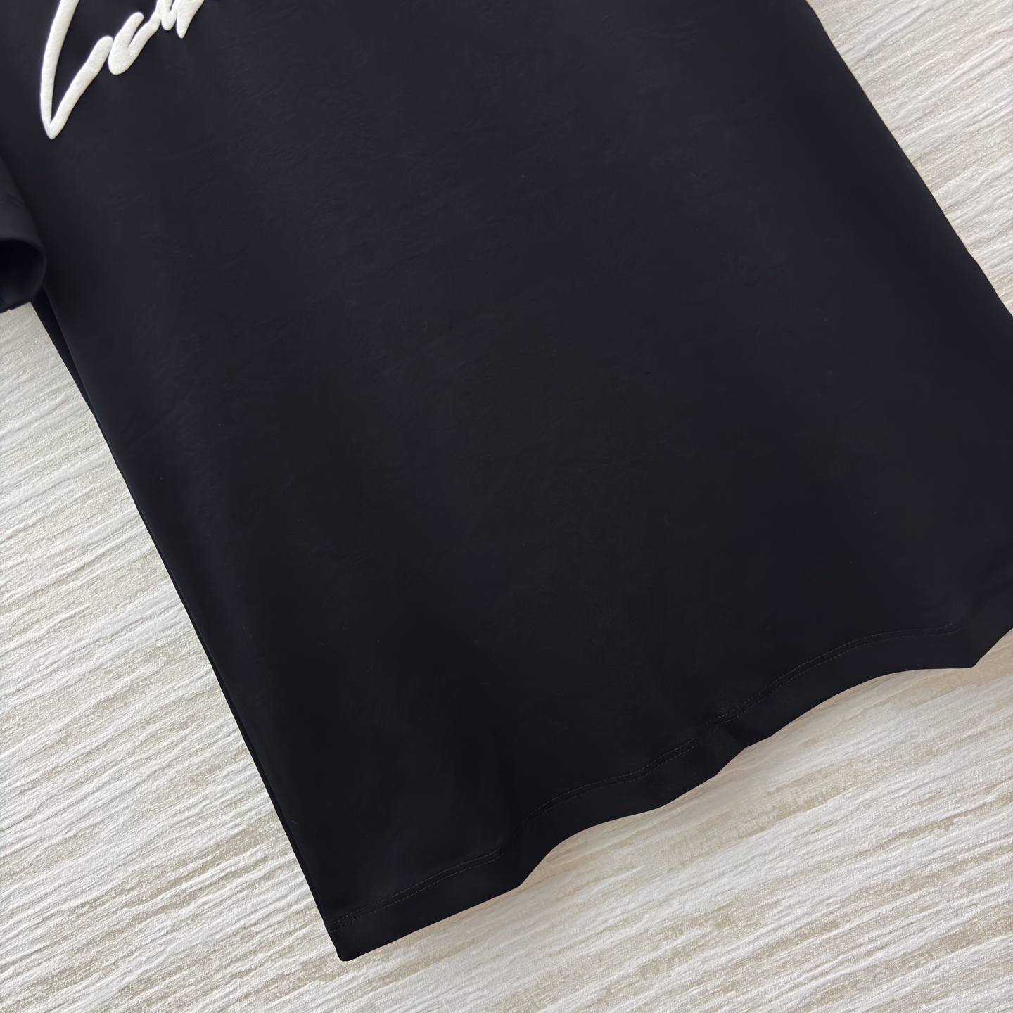 L家黑色字母T恤 简约与奢华的绝佳融合 经典圆领短袖设计舒适百搭 白色字体品牌标识醒目吸睛 尽显品牌格调