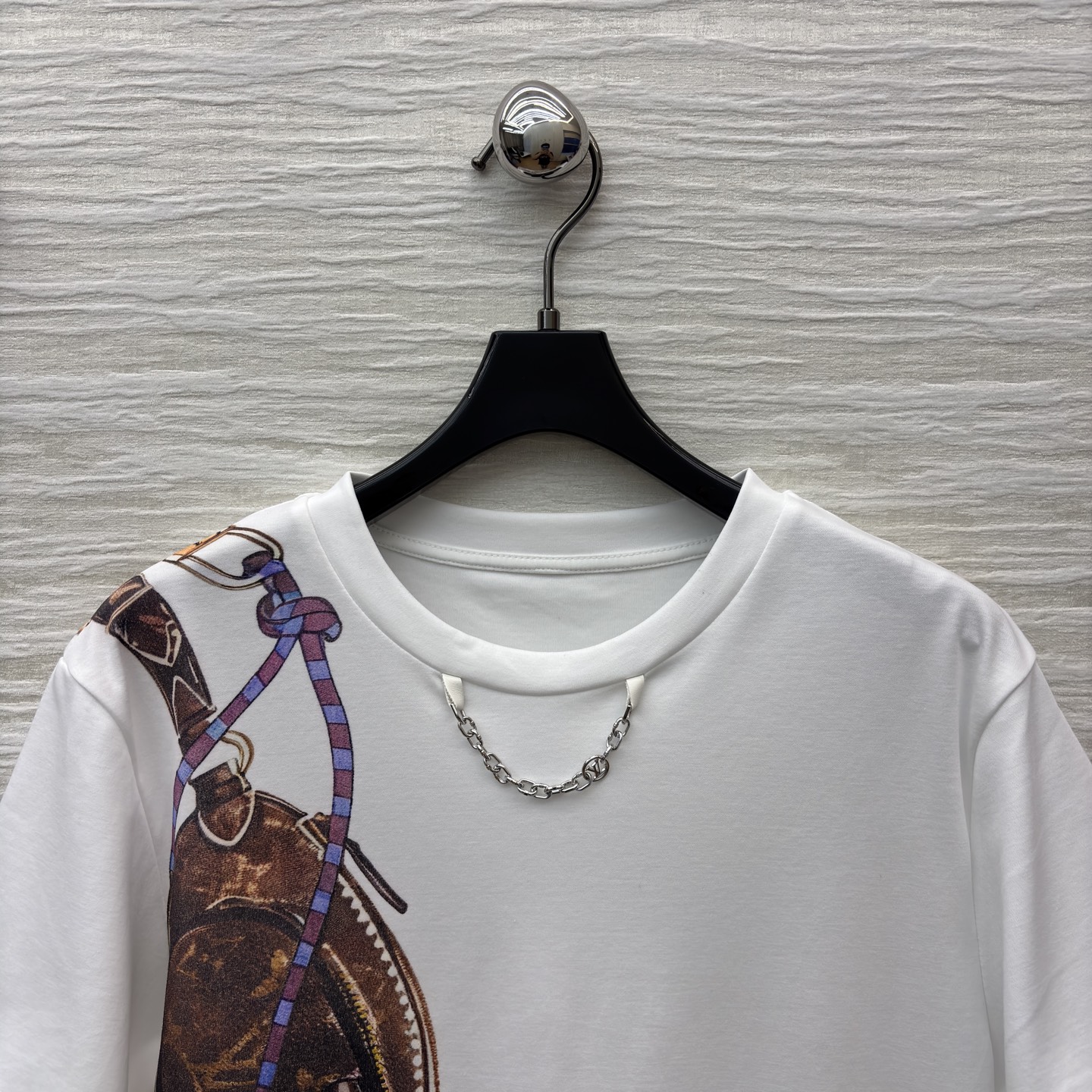 L家 经典老花背包印花白色T恤 时尚与艺术的巧妙结合 经典圆领搭配短袖设计 舒适日常 独特的包包印花图案