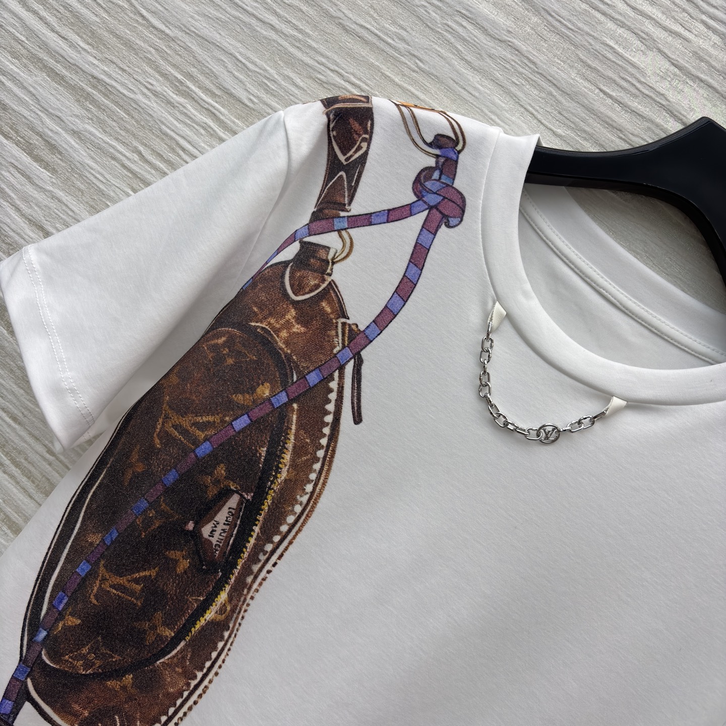 L家 经典老花背包印花白色T恤 时尚与艺术的巧妙结合 经典圆领搭配短袖设计 舒适日常 独特的包包印花图案