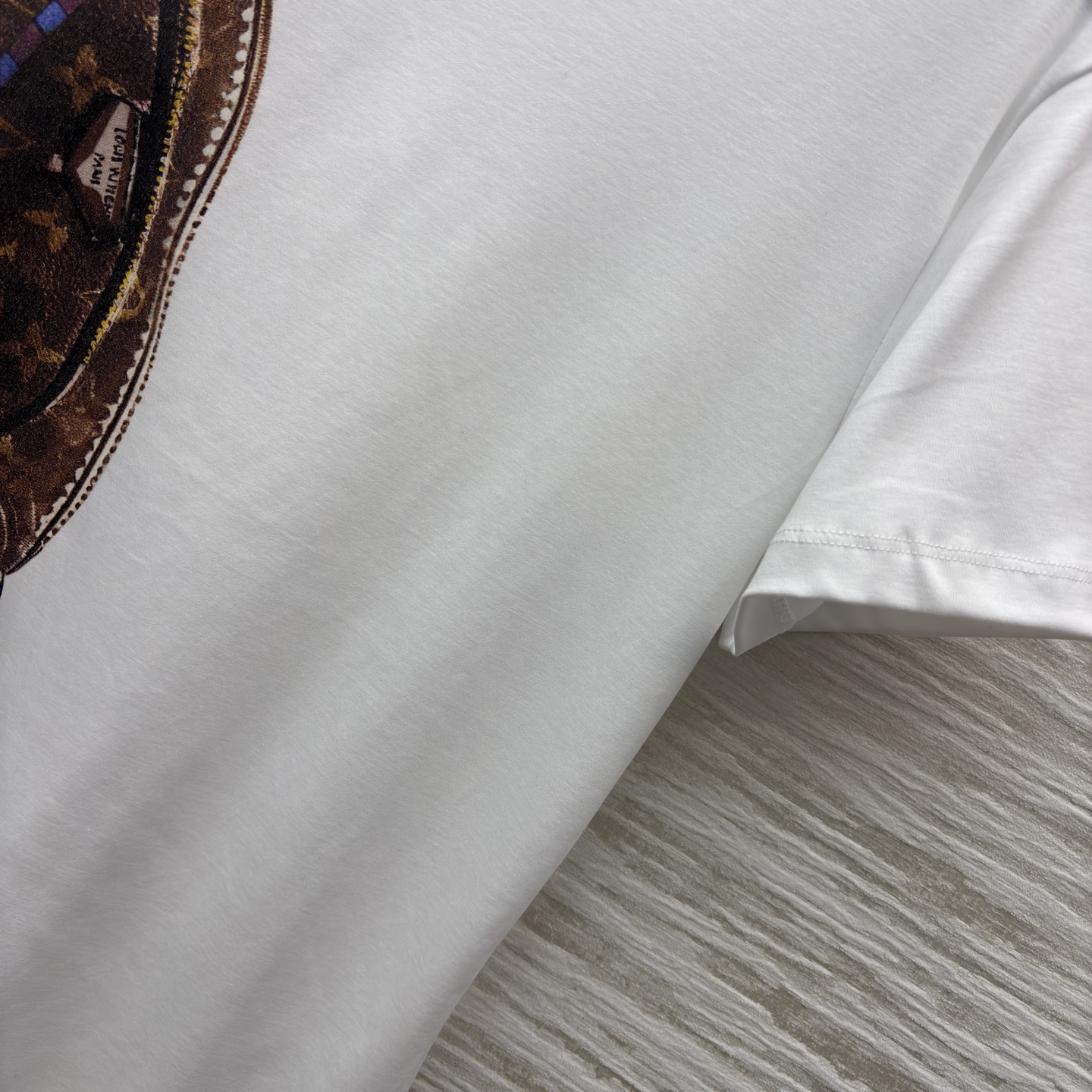 L家 经典老花背包印花白色T恤 时尚与艺术的巧妙结合 经典圆领搭配短袖设计 舒适日常 独特的包包印花图案