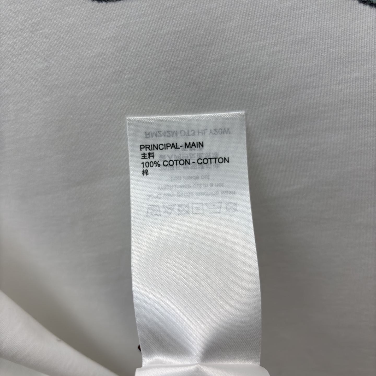 L家 经典老花背包印花白色T恤 时尚与艺术的巧妙结合 经典圆领搭配短袖设计 舒适日常 独特的包包印花图案