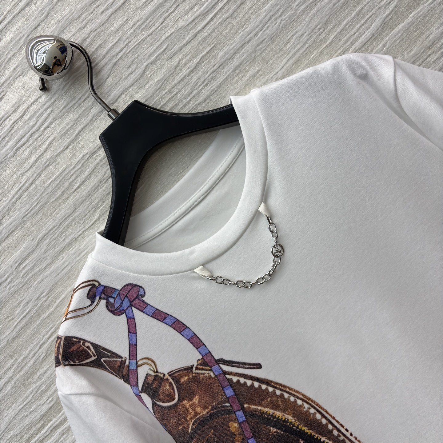 L家 经典老花背包印花白色T恤 时尚与艺术的巧妙结合 经典圆领搭配短袖设计 舒适日常 独特的包包印花图案