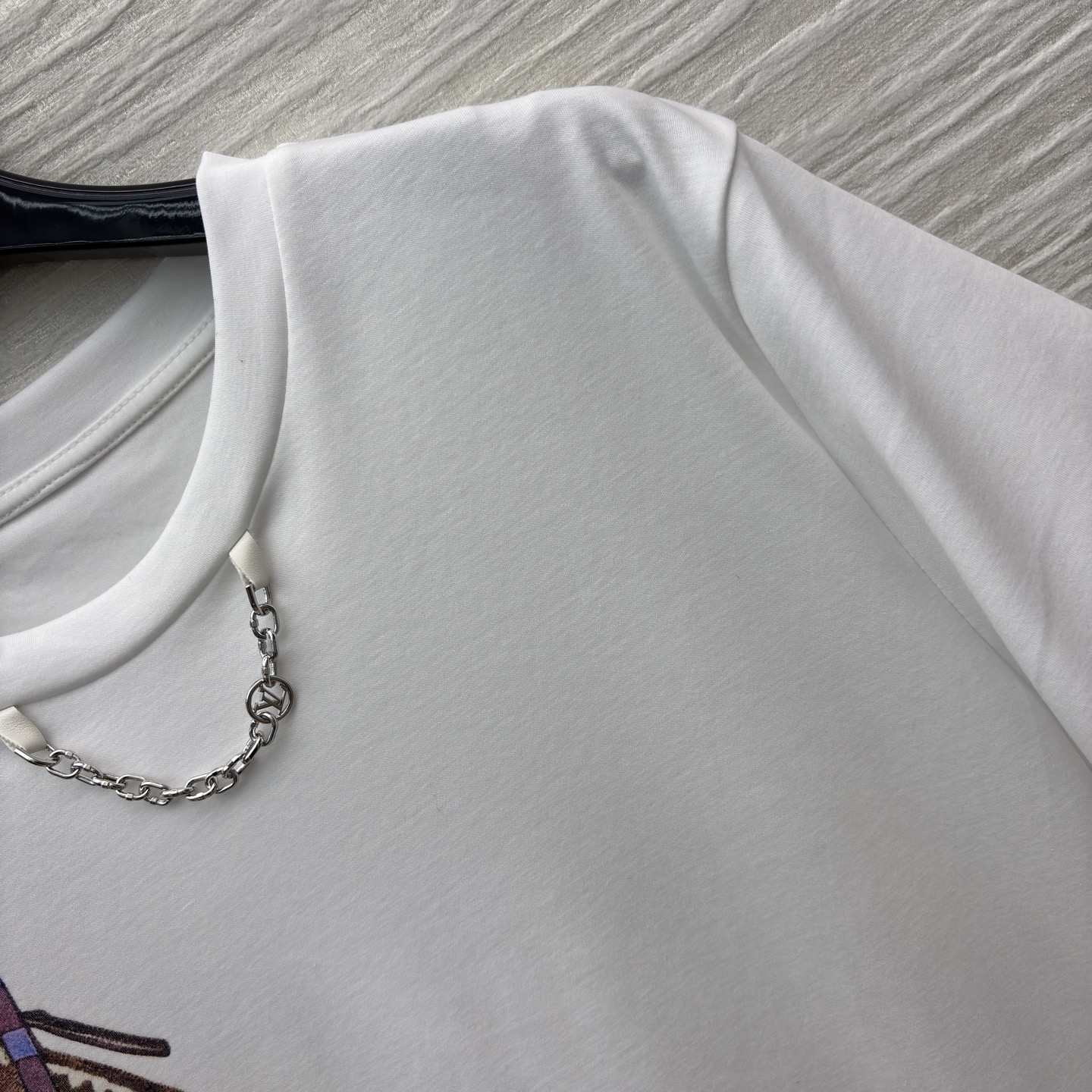 L家 经典老花背包印花白色T恤 时尚与艺术的巧妙结合 经典圆领搭配短袖设计 舒适日常 独特的包包印花图案