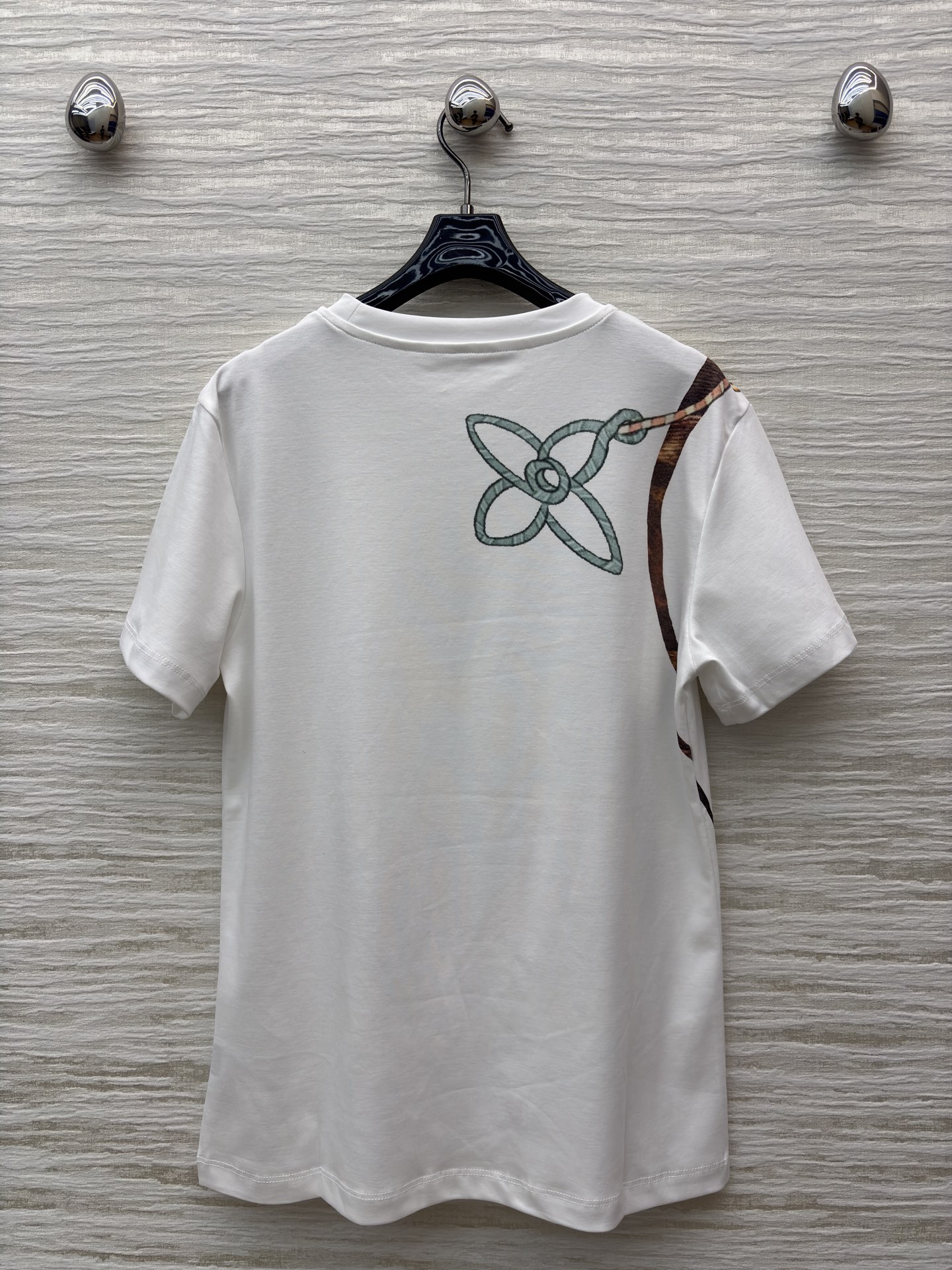 L家 经典老花背包印花白色T恤 时尚与艺术的巧妙结合 经典圆领搭配短袖设计 舒适日常 独特的包包印花图案