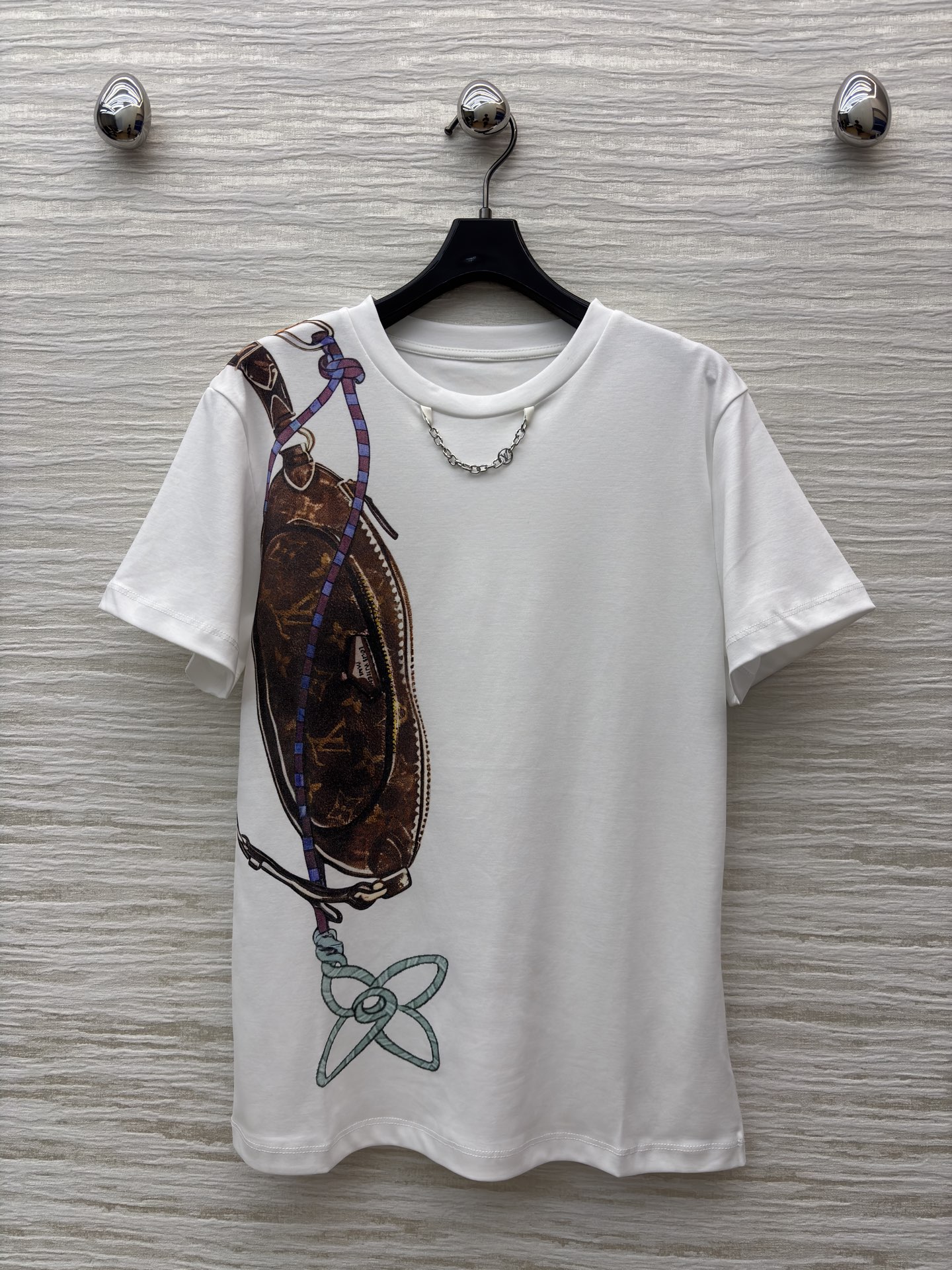 L家 经典老花背包印花白色T恤 时尚与艺术的巧妙结合 经典圆领搭配短袖设计 舒适日常 独特的包包印花图案