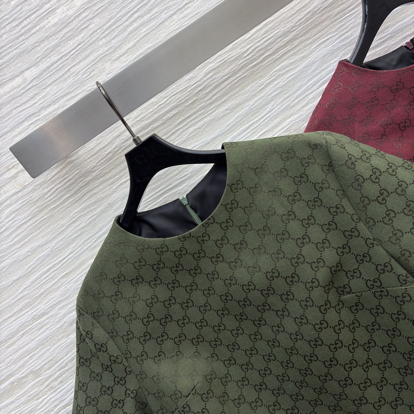 G家Bling Bling 水钻双G提花短袖连衣裙 经典与闪耀的碰撞 满幅品牌标识彰显格调 渐变烫钻设计