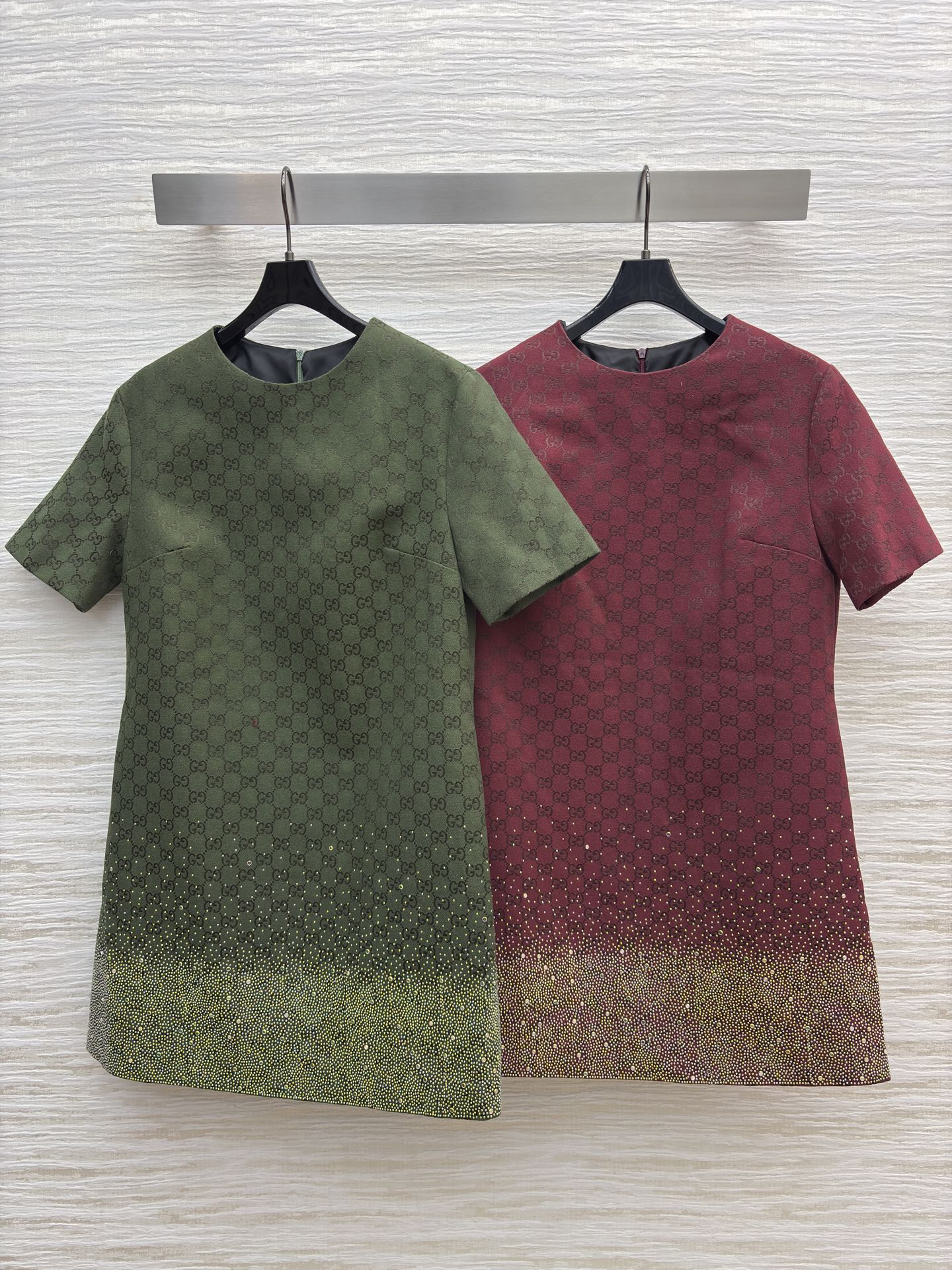 G家Bling Bling 水钻双G提花短袖连衣裙 经典与闪耀的碰撞 满幅品牌标识彰显格调 渐变烫钻设计