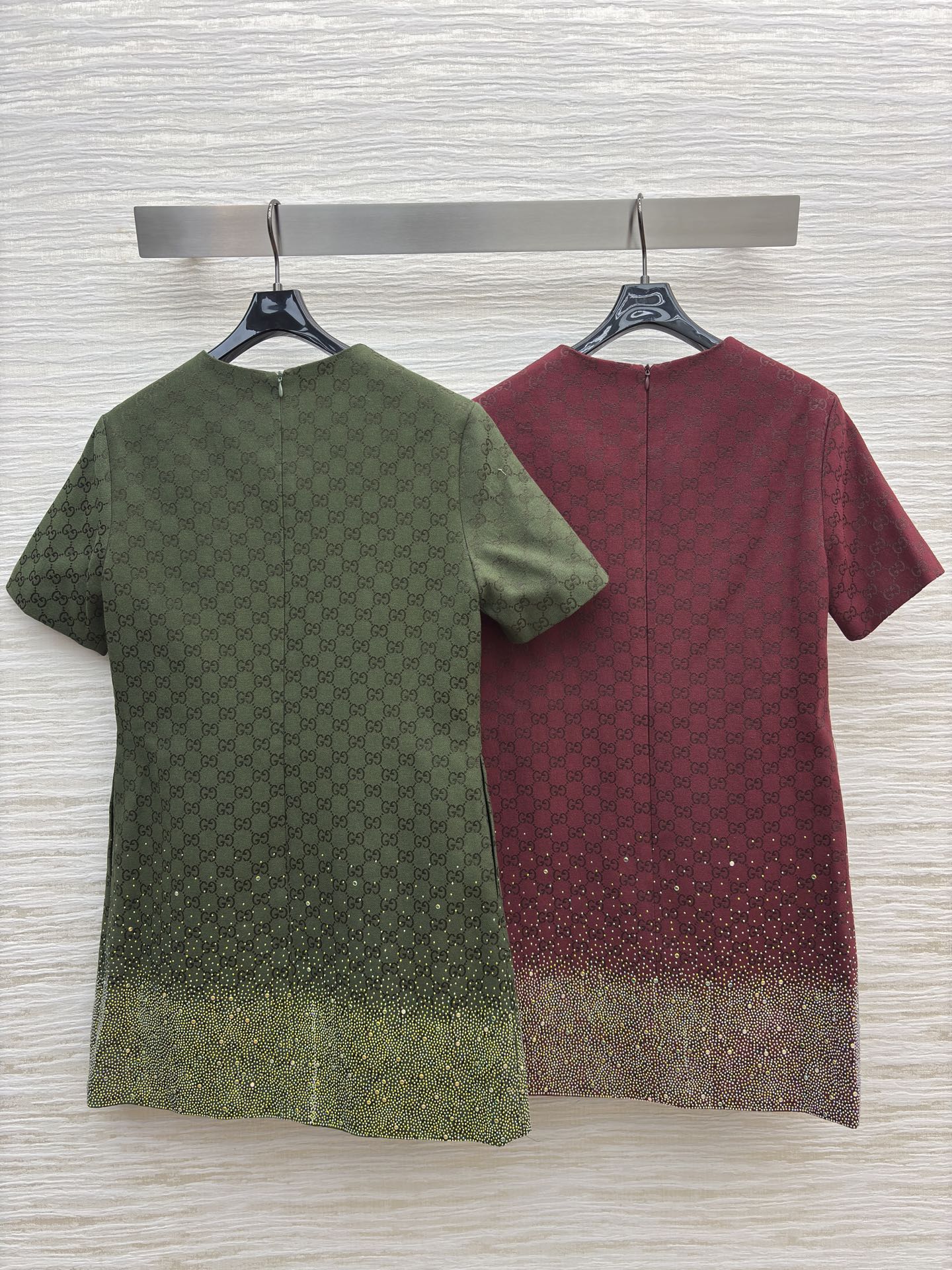 G家Bling Bling 水钻双G提花短袖连衣裙 经典与闪耀的碰撞 满幅品牌标识彰显格调 渐变烫钻设计