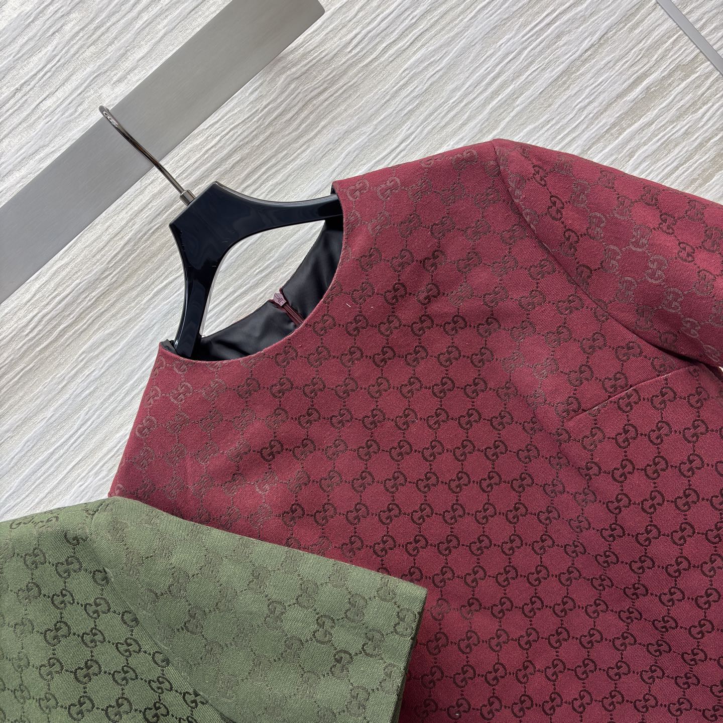 G家Bling Bling 水钻双G提花短袖连衣裙 经典与闪耀的碰撞 满幅品牌标识彰显格调 渐变烫钻设计