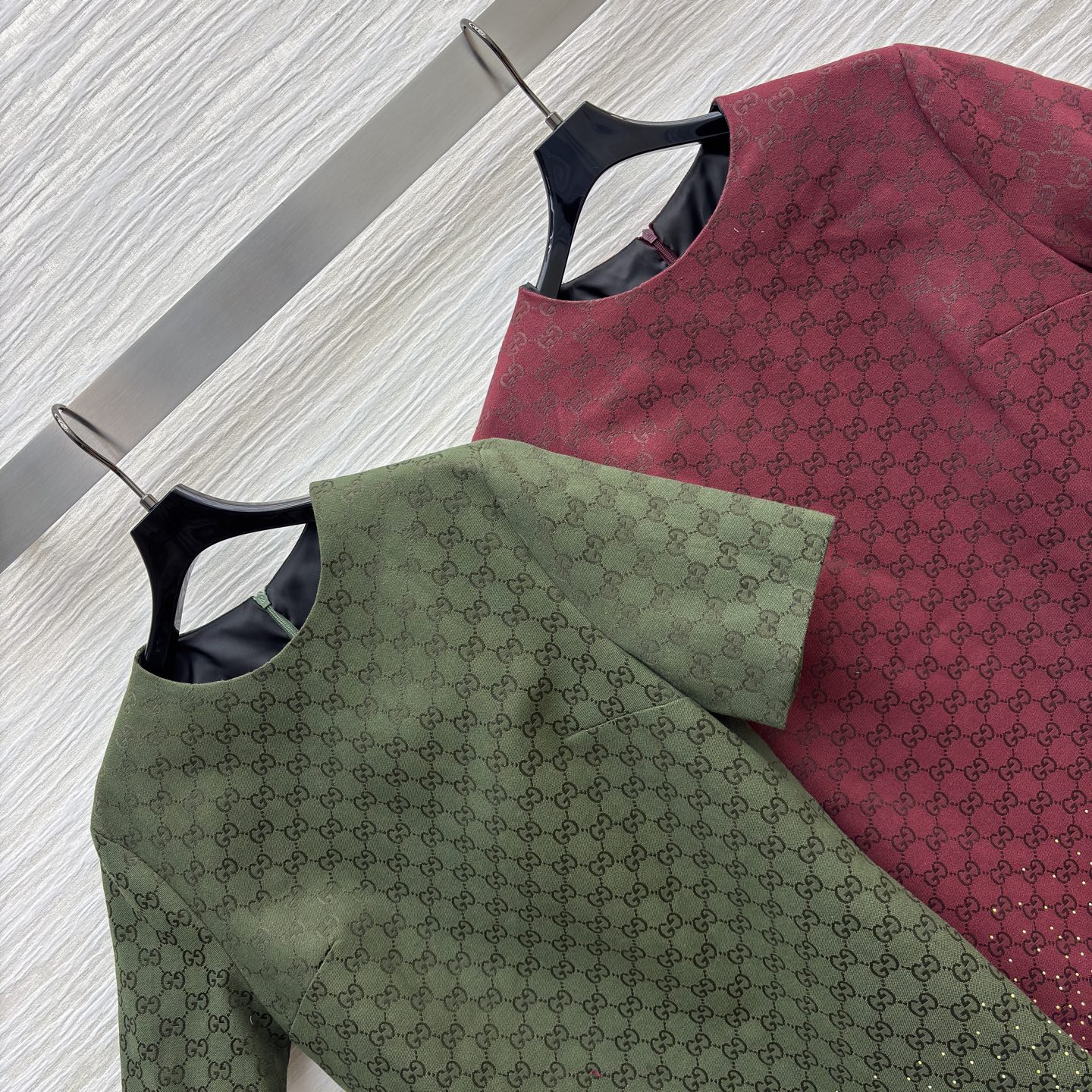 G家Bling Bling 水钻双G提花短袖连衣裙 经典与闪耀的碰撞 满幅品牌标识彰显格调 渐变烫钻设计