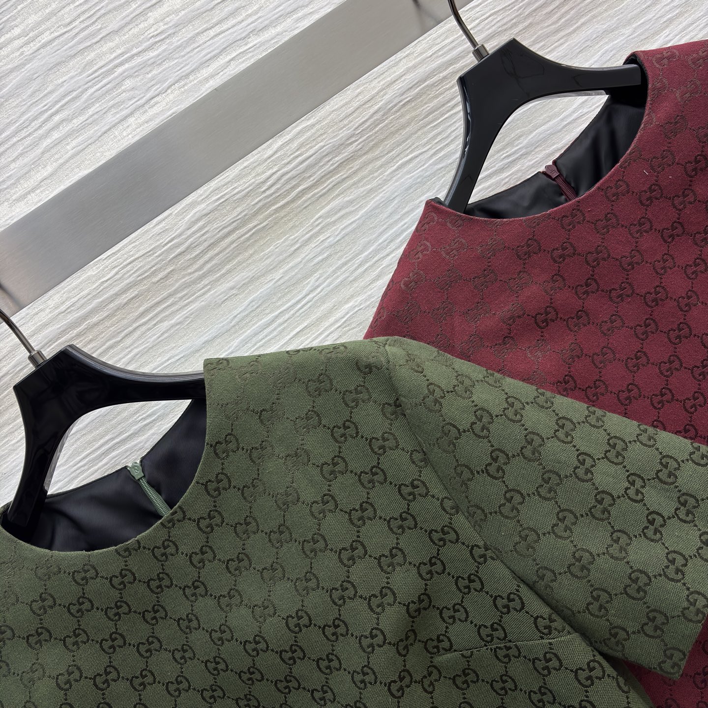 G家Bling Bling 水钻双G提花短袖连衣裙 经典与闪耀的碰撞 满幅品牌标识彰显格调 渐变烫钻设计