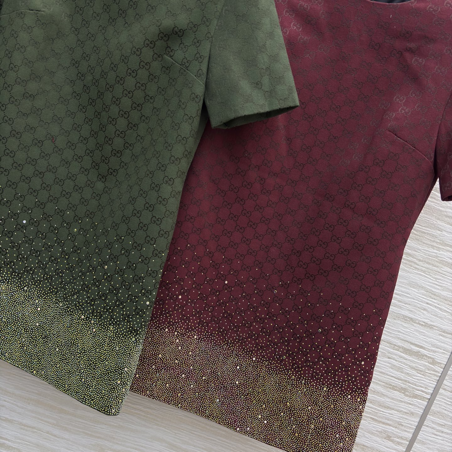 G家Bling Bling 水钻双G提花短袖连衣裙 经典与闪耀的碰撞 满幅品牌标识彰显格调 渐变烫钻设计