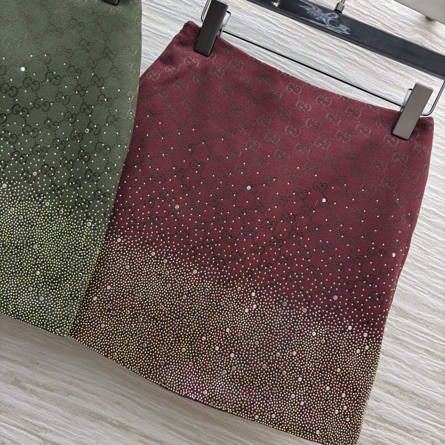 G家Bling Bling 水钻双G提花半身裙 精致与个性的交融 满幅品牌标识尽显格调 渐变烫钻设计闪耀