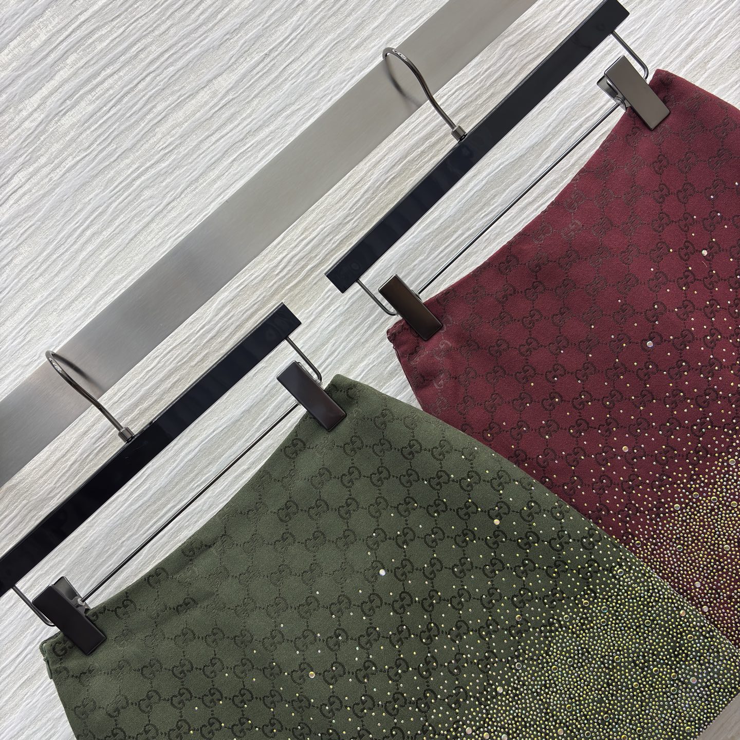 G家Bling Bling 水钻双G提花半身裙 精致与个性的交融 满幅品牌标识尽显格调 渐变烫钻设计闪耀