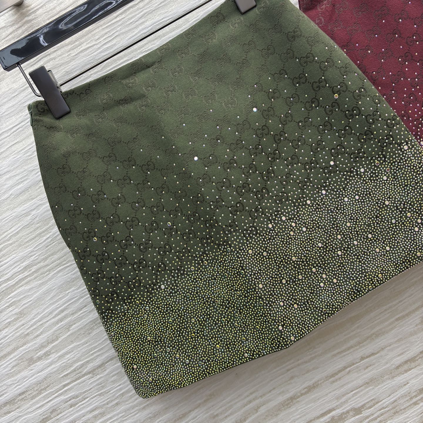 G家Bling Bling 水钻双G提花半身裙 精致与个性的交融 满幅品牌标识尽显格调 渐变烫钻设计闪耀