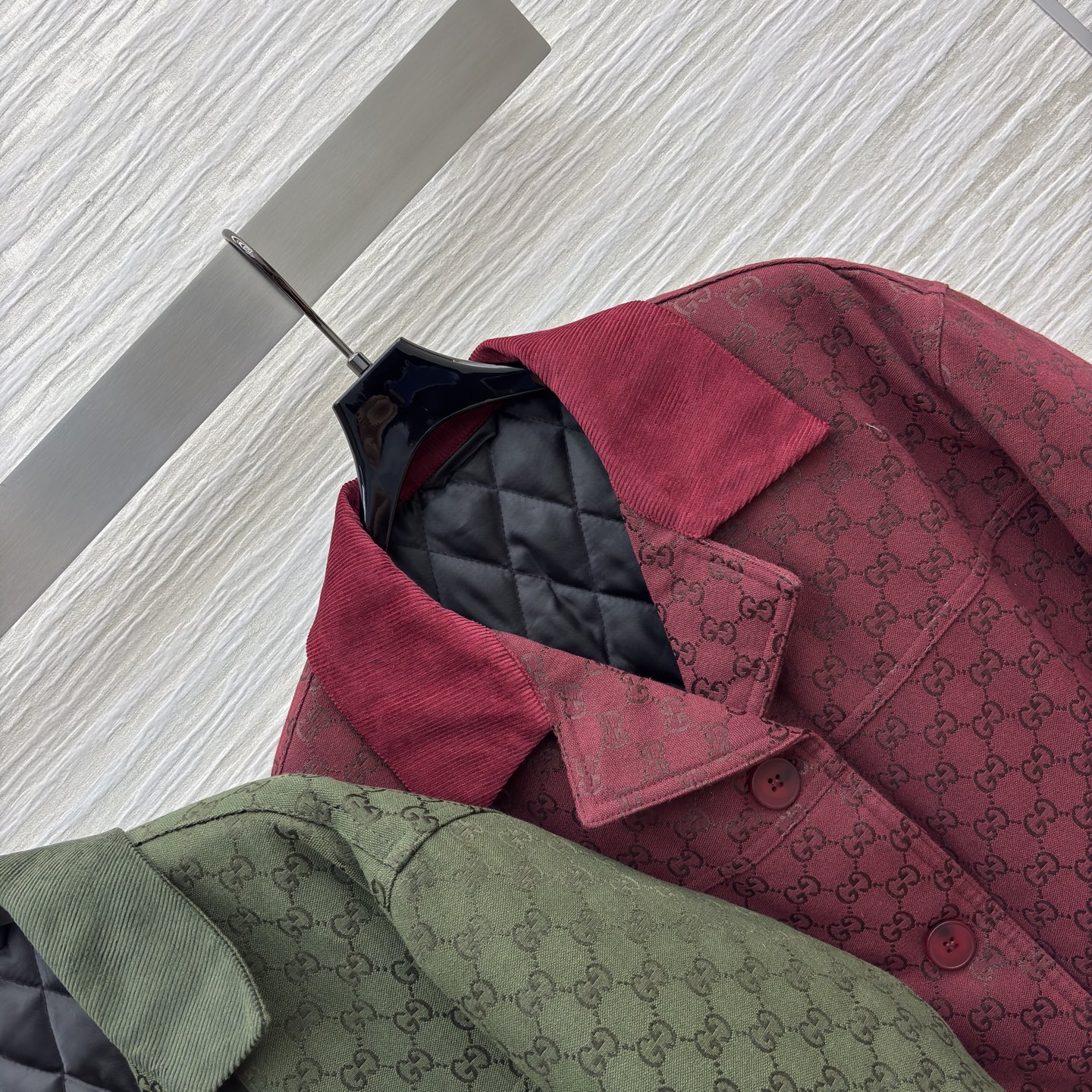 G家big big水钻双G提花西装 复古与闪耀的绝妙融合 满幅品牌标识彰显格调 渐变烫钻设计吸睛夺目 翻