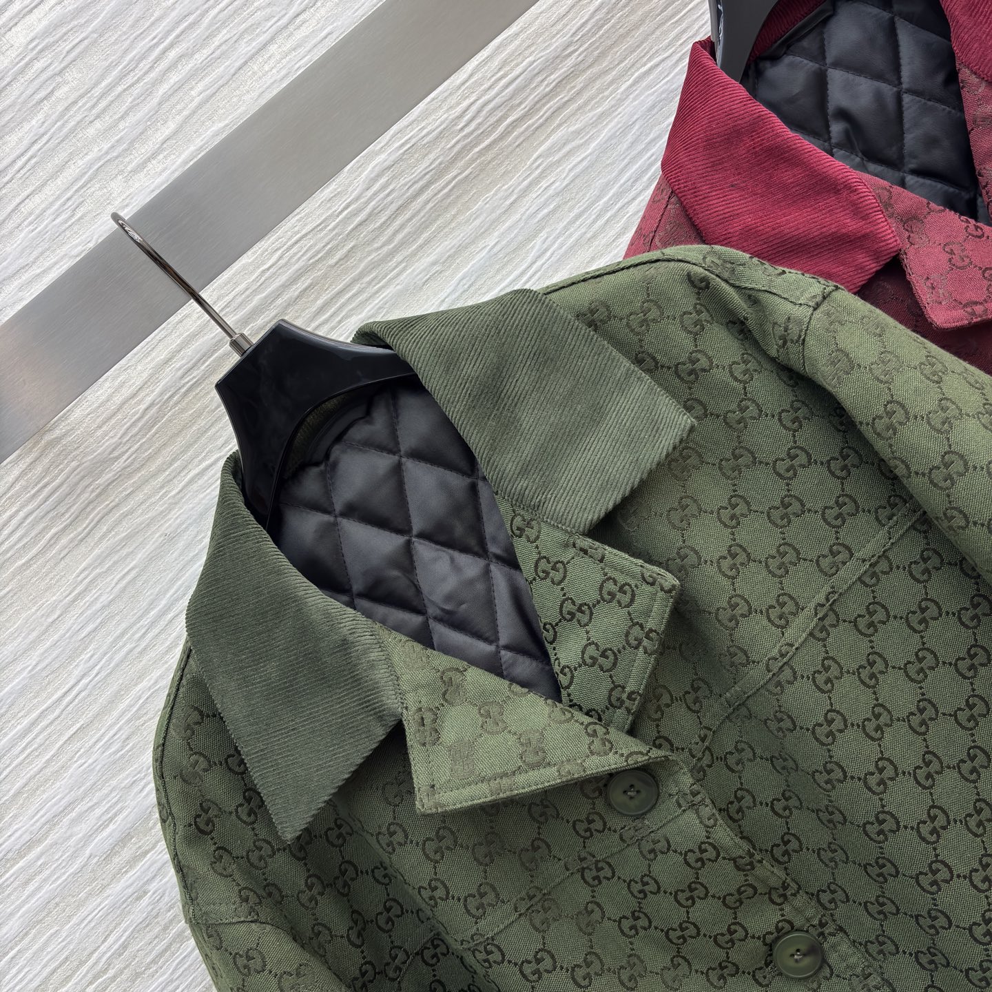 G家big big水钻双G提花西装 复古与闪耀的绝妙融合 满幅品牌标识彰显格调 渐变烫钻设计吸睛夺目 翻