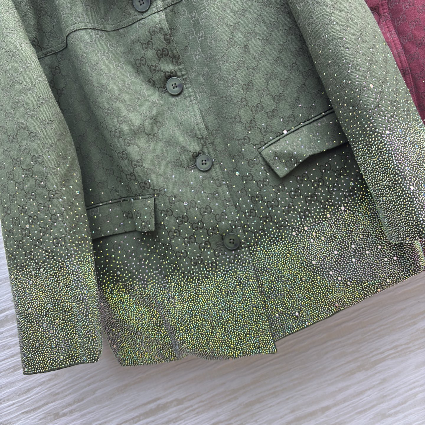 G家big big水钻双G提花西装 复古与闪耀的绝妙融合 满幅品牌标识彰显格调 渐变烫钻设计吸睛夺目 翻