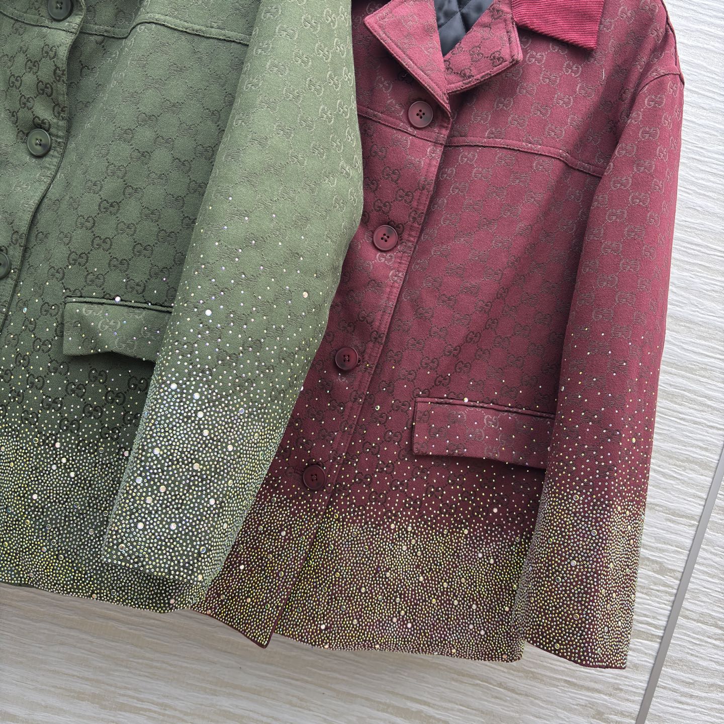 G家big big水钻双G提花西装 复古与闪耀的绝妙融合 满幅品牌标识彰显格调 渐变烫钻设计吸睛夺目 翻