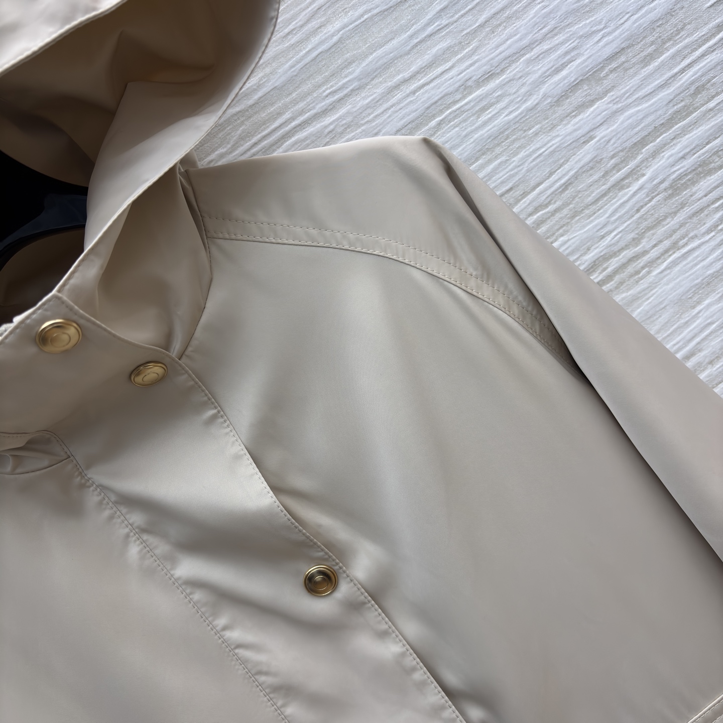 lP🆕 25秋 浅米色连帽短款外套 秋日穿搭的温柔担当 金属纽扣点缀质感 大口袋实用又时髦 连帽设计添了