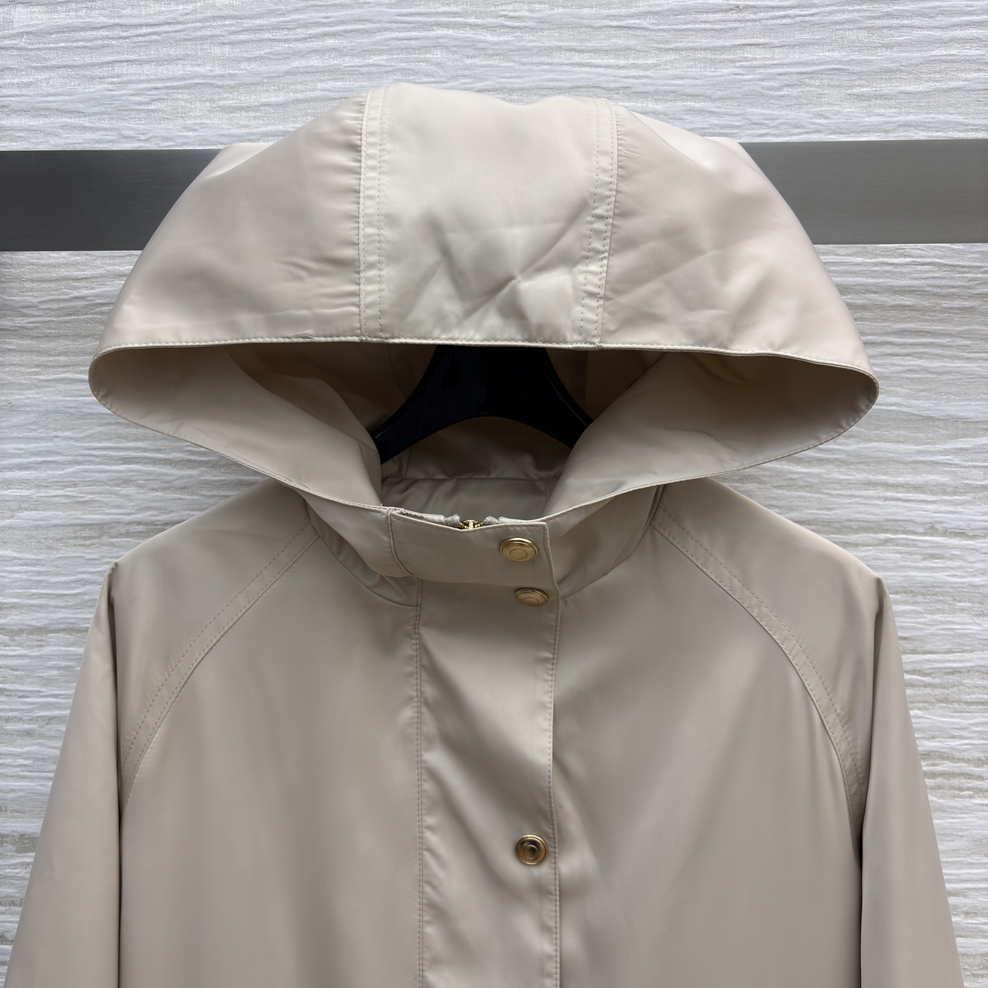 lP🆕 25秋 浅米色连帽短款外套 秋日穿搭的温柔担当 金属纽扣点缀质感 大口袋实用又时髦 连帽设计添了