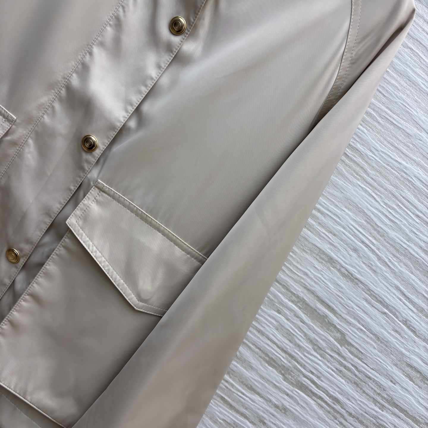 lP🆕 25秋 浅米色连帽短款外套 秋日穿搭的温柔担当 金属纽扣点缀质感 大口袋实用又时髦 连帽设计添了