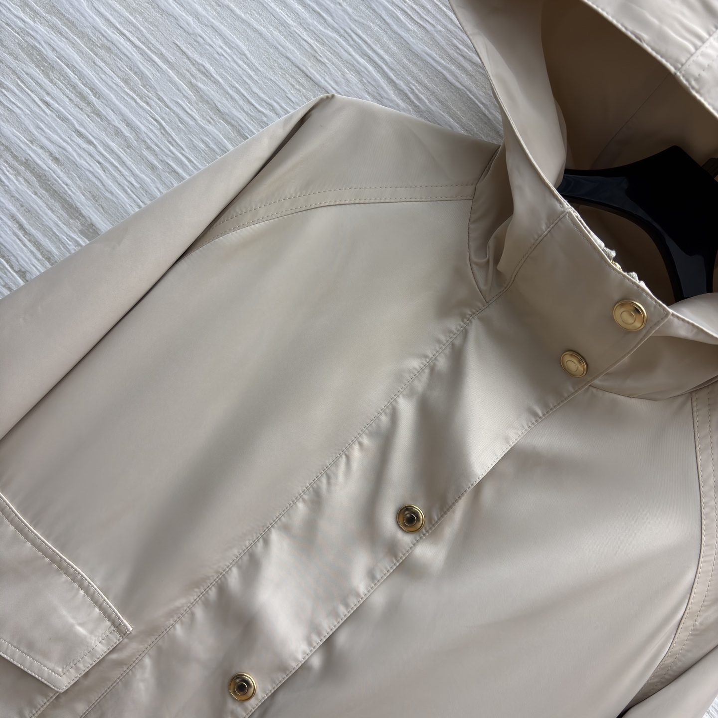 lP🆕 25秋 浅米色连帽短款外套 秋日穿搭的温柔担当 金属纽扣点缀质感 大口袋实用又时髦 连帽设计添了