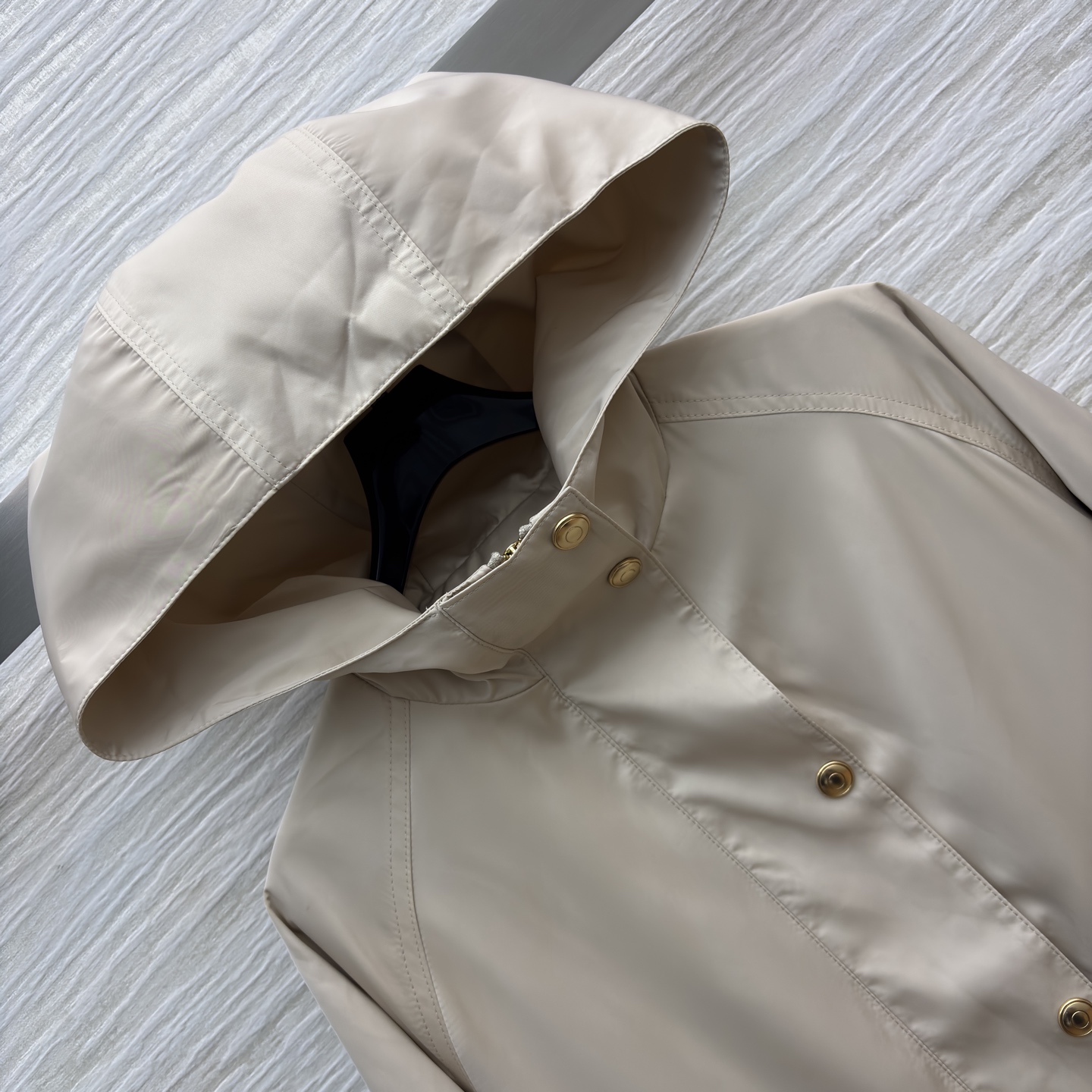 lP🆕 25秋 浅米色连帽短款外套 秋日穿搭的温柔担当 金属纽扣点缀质感 大口袋实用又时髦 连帽设计添了