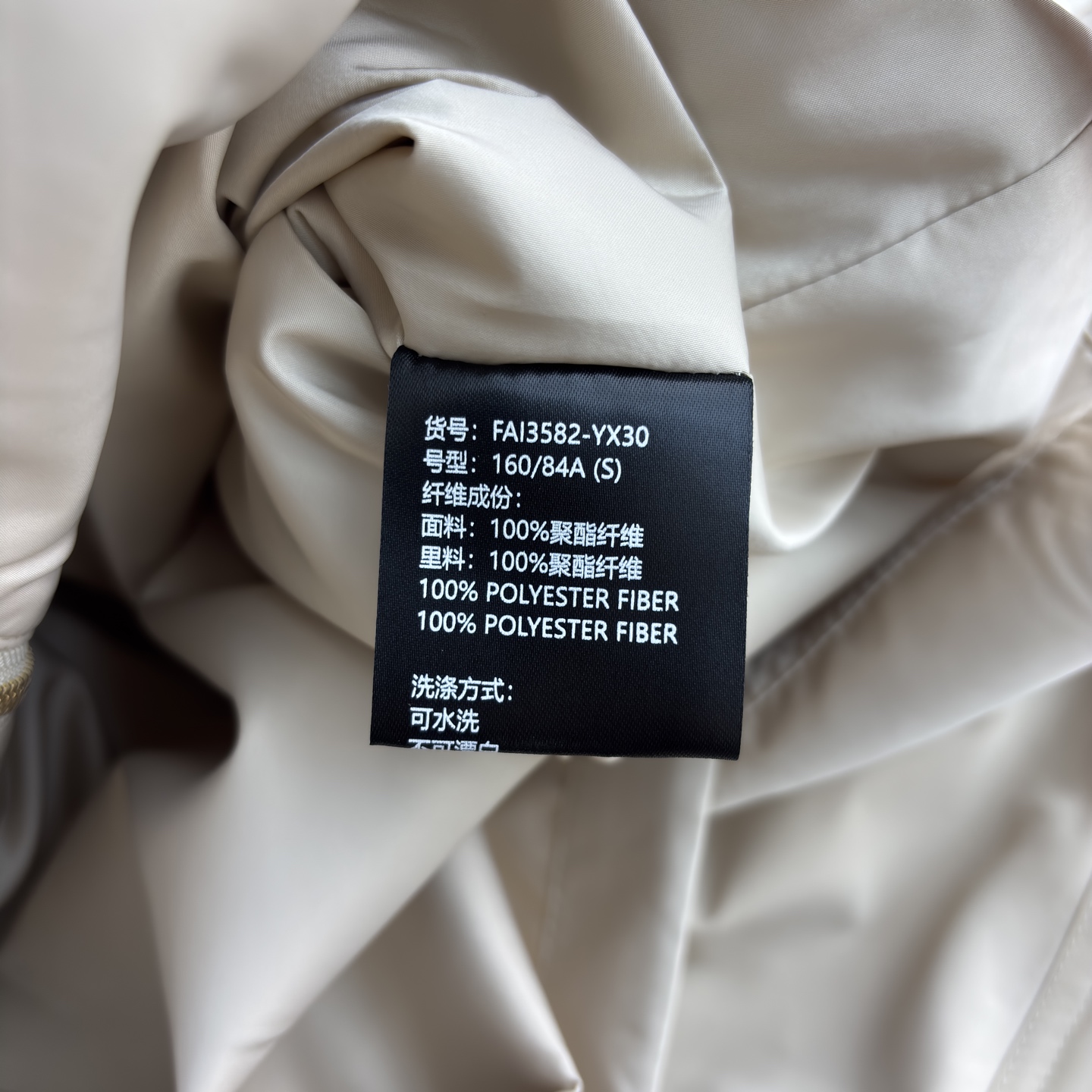 lP🆕 25秋 浅米色连帽短款外套 秋日穿搭的温柔担当 金属纽扣点缀质感 大口袋实用又时髦 连帽设计添了